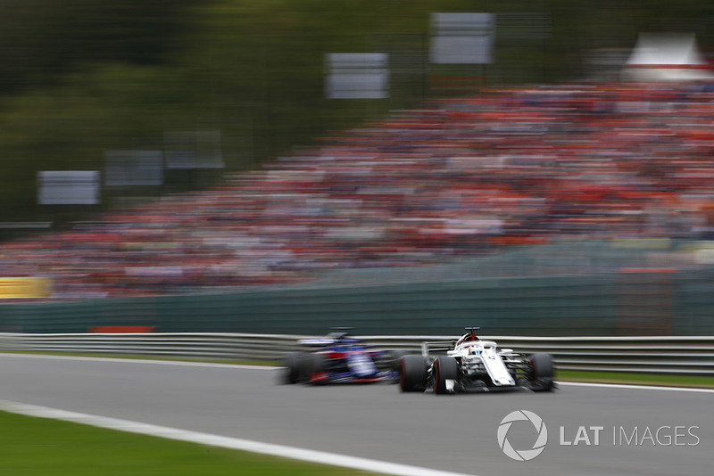 Marcus Ericsson, Sauber C37, leads Brendon Hartley, Toro Rosso STR13