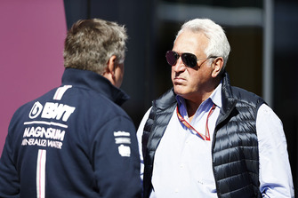 Lawrence Stroll parle avec Otmar Szafnauer, directeur, Force India