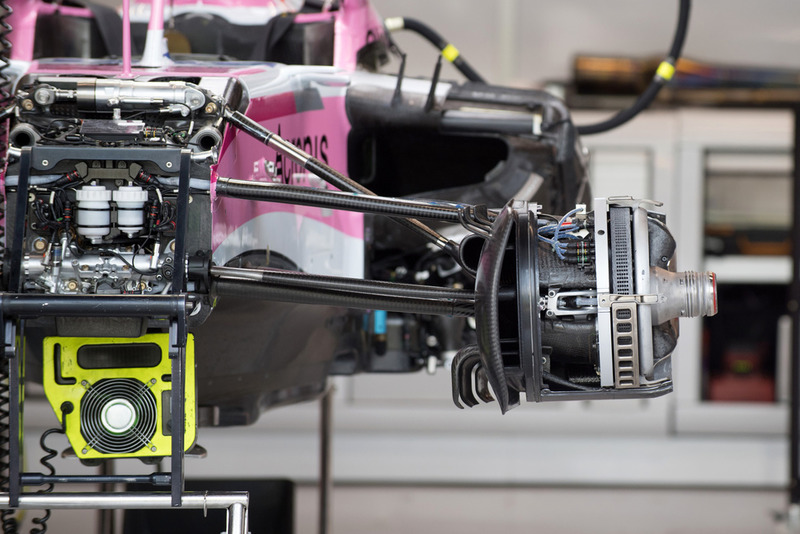 Racing Point Force India VJM11 ön tekerlek bağlantısı ve ön süspansiyon detayı
