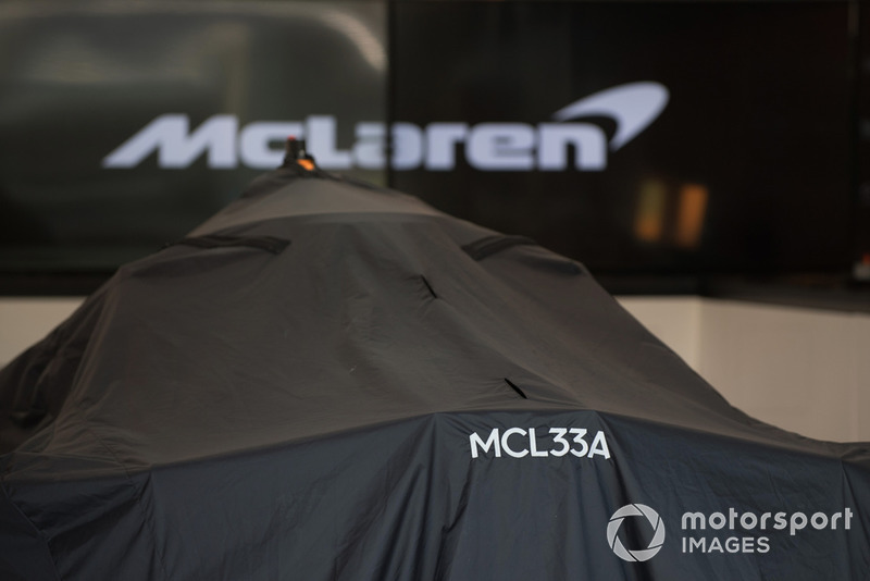 La McLaren MCL33 sous des couvertures dans le garage
