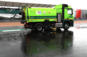 Les balayeuses nettoient la piste de Silverstone