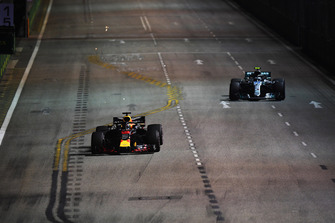 Daniel Ricciardo, Red Bull Racing RB14 e Valtteri Bottas, Mercedes AMG F1 W09 EQ Power+