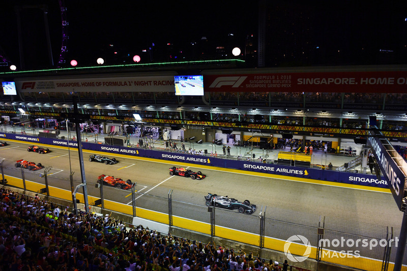 Lewis Hamilton, Mercedes-AMG F1 W09 líder al inicio