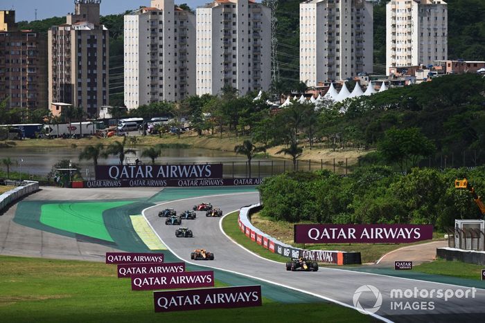 Max Verstappen, Red Bull Racing RB19, lidera Lando Norris, McLaren MCL60, y Sir Lewis Hamilton, Mercedes F1 W14.