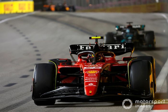 Carlos Sainz, Ferrari SF-23, George Russell, Mercedes F1 W14