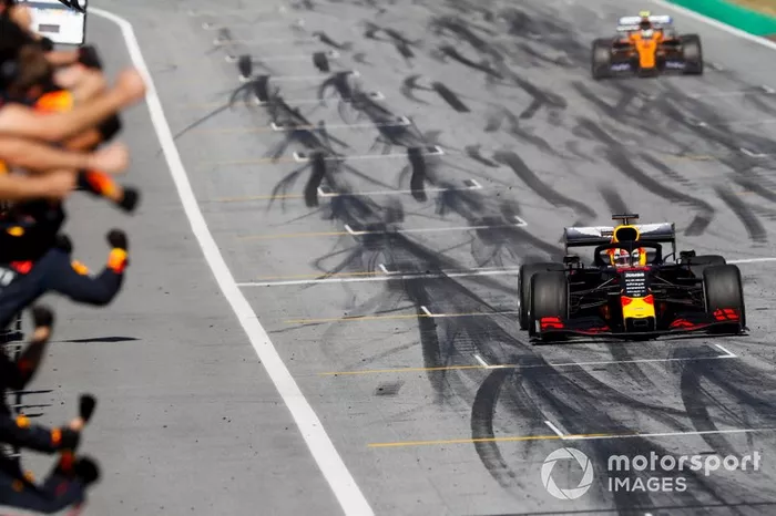 Ganador de la carrera Max Verstappen, Red Bull Racing RB15