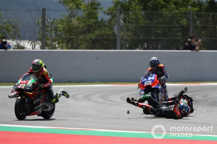 Bradley Smith, Aprilia Racing Team Gresini choca con Aleix Espargaro, Aprilia Racing Team Gresini