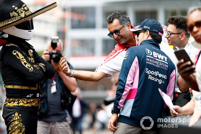 Sergio Perez, Racing Point con un fan y Mario Achi, promotor del GP de México 