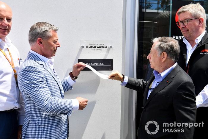 Francois Dumontier, Presidente y Director General del Gran Premio de Canadá, Jean Todt, Presidente de la FIA, y Ross Brawn, Director General de Motorsports, FOM, revelan una placa que dedica un nuevo edificio de Race Control al fallecido Charlie Whiting, ex Director de Carrera de la FIA
