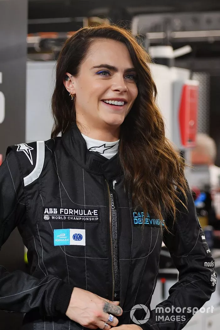 La modelo y actriz, Cara Delevigne, en el garaje de DS Techeetah