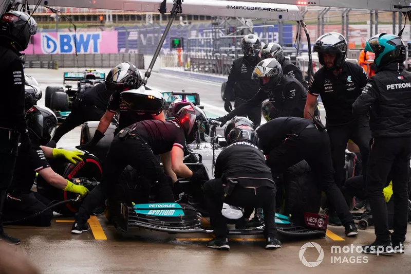 Los mecánicos sustituyen el alerón delantero del coche de Lewis Hamilton, Mercedes W12, durante la clasificación