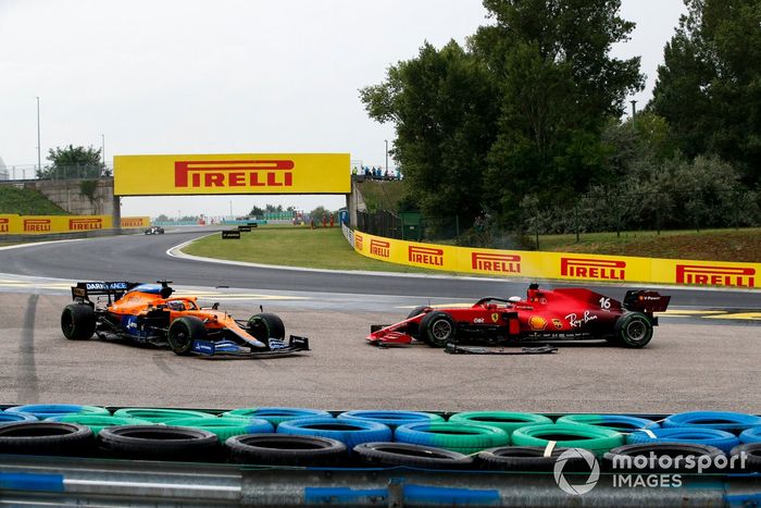Daniel Ricciardo, McLaren MCL35M, y Charles Leclerc, Ferrari SF21, tras un choque en la primera vuelta