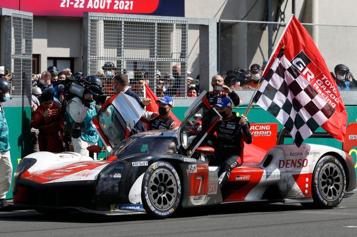 Ganadores #7 Toyota Gazoo Racing Toyota GR010 - Hybrid Hypercar, Mike Conway, Kamui Kobayashi, José María López
