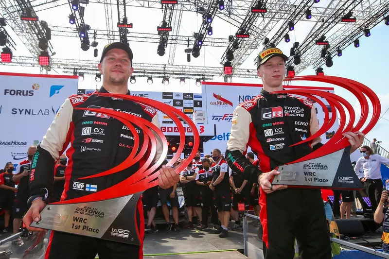 Podio: ganador Kalle Rovanperä, Jonne Halttunen, Toyota Gazoo Racing WRT Toyota Yaris WRC
