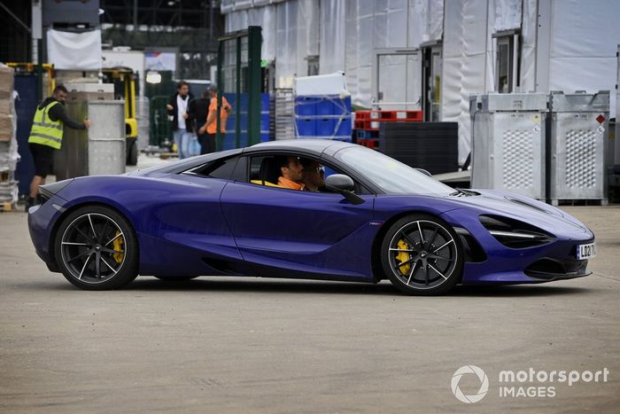 Daniel Ricciardo, McLaren, llega al circuito
