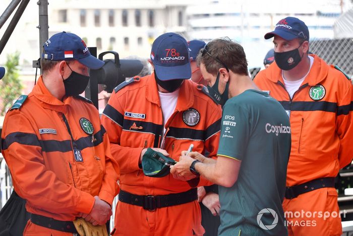 Sebastian Vettel, Aston Martin, dando autógrafos 