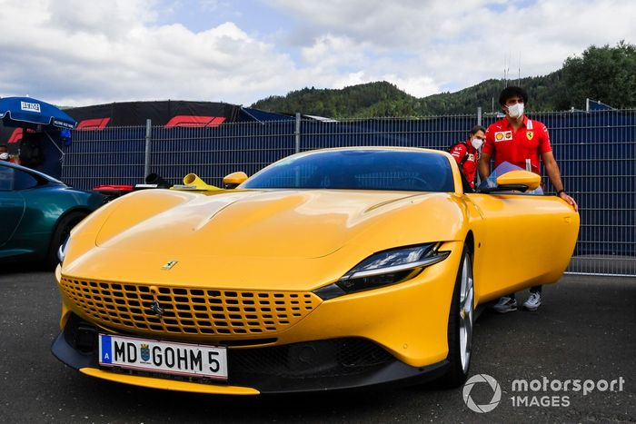Carlos Sainz, Ferrari, llega al circuito