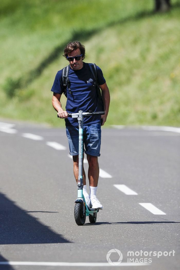 Fernando Alonso, Alpine F1, en un patinete