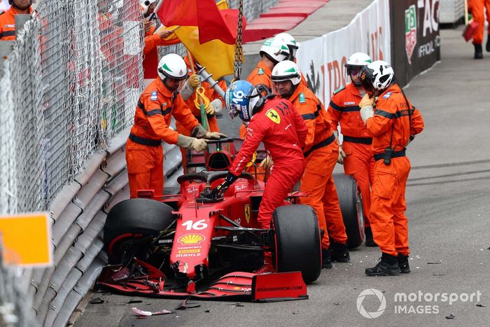 Los oficiales de pista asisten a Charles Leclerc, Ferrari SF21, tras su choque en la clasificación