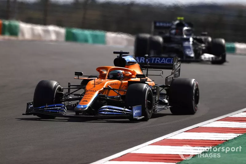 Daniel Ricciardo, McLaren MCL35M, Pierre Gasly, AlphaTauri AT02