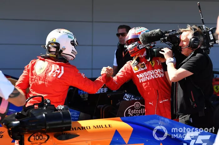Charles Leclerc, Ferrari, si congratula con Sebastian Vettel, Ferrari, per aver conquistato la pole