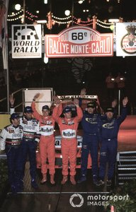 Tommi Makinen celebra la victoria, el segundo lugar Carlos Sainz, el tercer lugar Juna Kankunnen