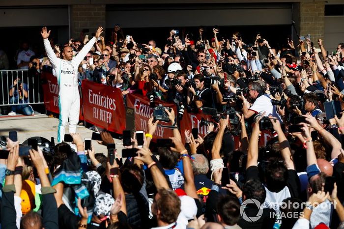 Lewis Hamilton, Mercedes AMG F1, 2º lugar, celebra después de conseguir su sexto campeonato del mundo