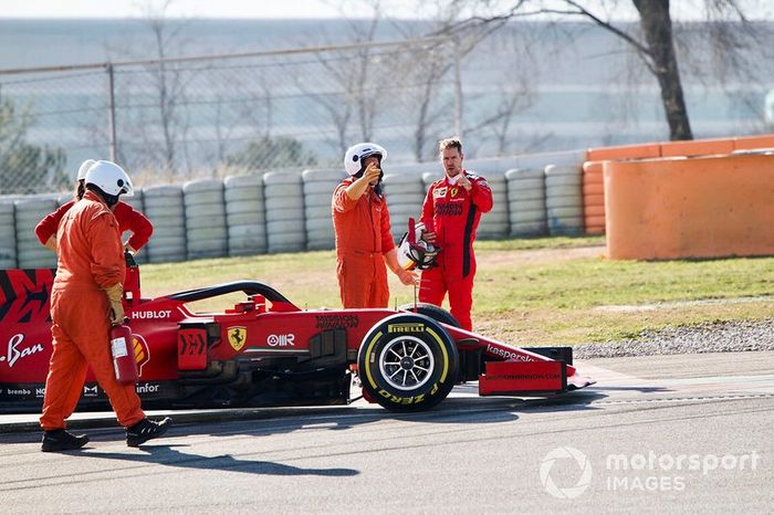 Sebastian Vettel, Ferrari SF1000, se detiene en pista con avería