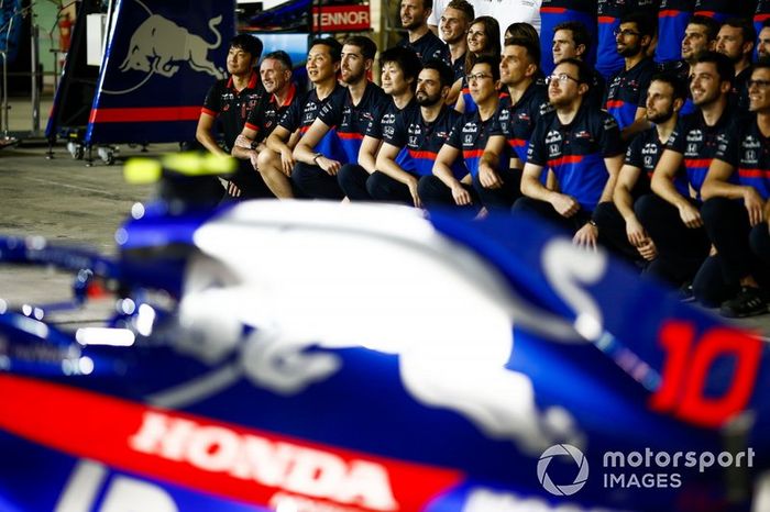 El equipo de Toro Rosso posa para una foto de grupo