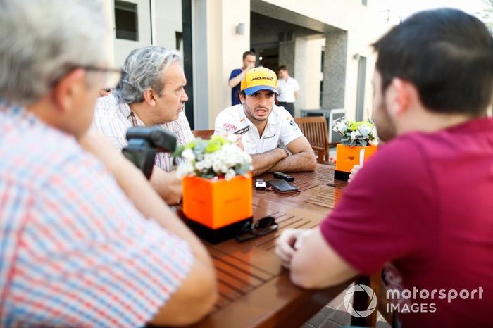 Carlos Sainz Jr., McLaren, atiende a los medios