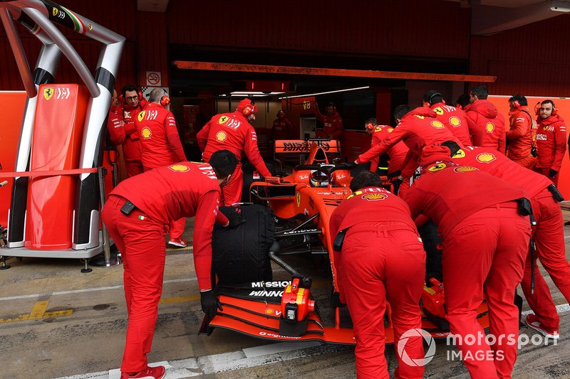 Ferrari mechanics and Sebastian Vettel, Ferrari SF90