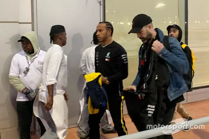 Lewis Hamilton en el paddock de Losail durante el GP de Qatar