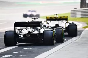 Daniel Ricciardo, Renault F1 Team R.S.19, devant Lewis Hamilton, Mercedes AMG F1 W10