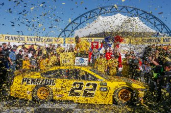 Joey Logano, Team Penske, Ford Mustang Pennzoil victory lane