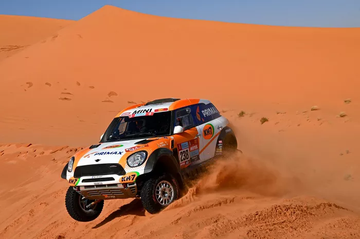 #238 X-Raid Mini John Cooper Works Rally Mini: Laia Sanz, Maurizio Gerini