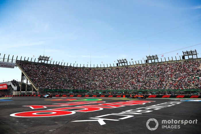 Esteban Ocon, Alpine A521, Daniel Ricciardo, McLaren MCL35M
