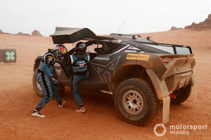 Nasser Al-Attiyah, Abt Cupra XE, y Jutta Kleinschmidt, ABT CUPRA XE