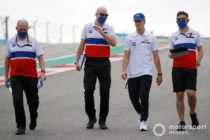 Mick Schumacher, Haas camina por la pista 