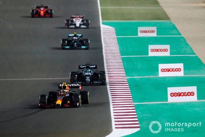 Sergio Pérez, Red Bull Racing RB16B, Lance Stroll, Aston Martin AMR21, y Valtteri Bottas, Mercedes W12