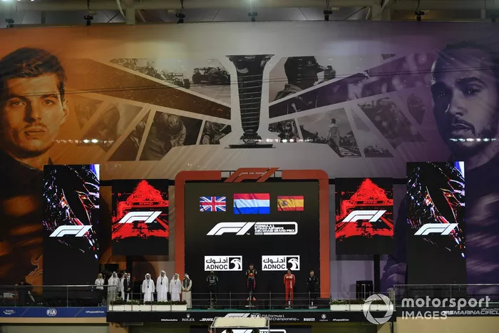 Podio: segundo lugar Lewis Hamilton, Mercedes, ganador y campeón del mundo Max Verstappen, Red Bull Racing, tercer lugar Carlos Sainz Jr., Ferrari
