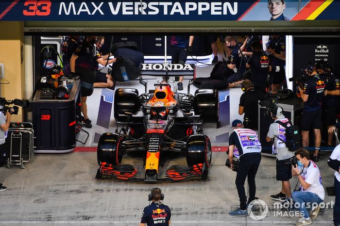 Max Verstappen, Red Bull Racing RB16B, sale del garaje