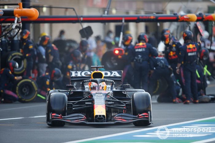 Max Verstappen, Red Bull Racing RB16B, sale de pit box