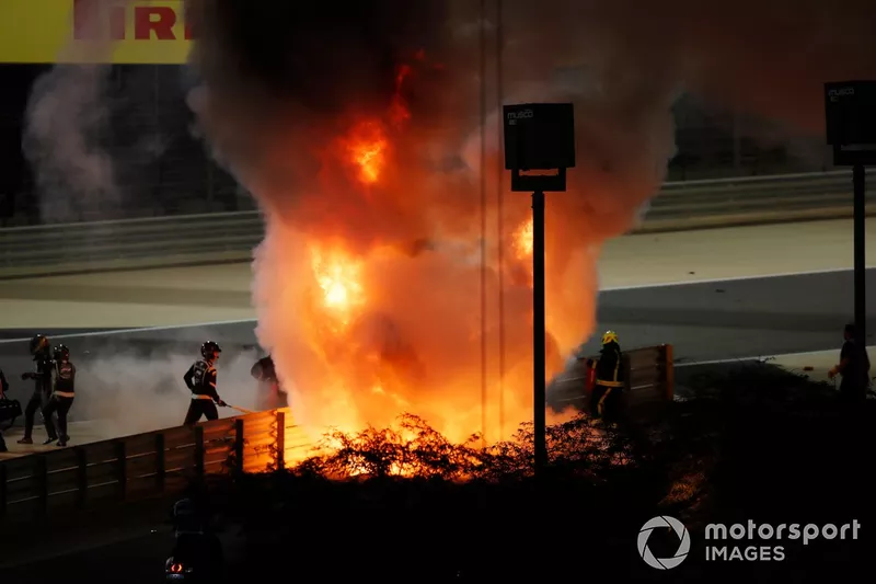 El monoplaza de Romain Grosjean, Haas VF-20 en llamas