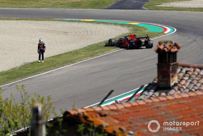 Sergio Pérez, Red Bull Racing RB16B con el coche accidentado
