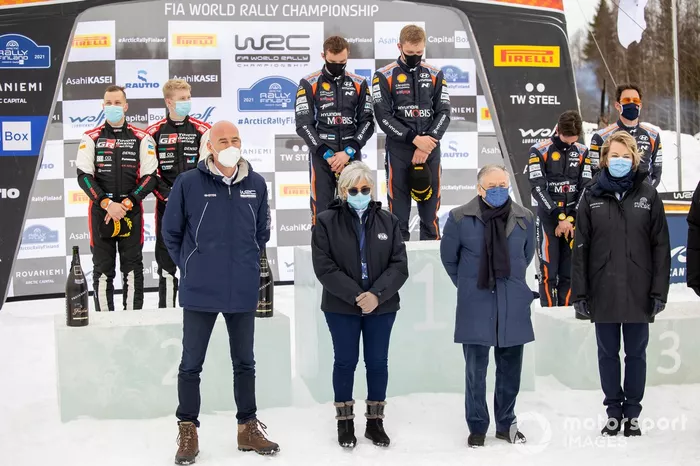 Podio: Ott Tänak, Martin Järveoja, Hyundai Motorsport Hyundai i20 Coupe WRC, Thierry Neuville, Martijn Wydaeghe, Hyundai Motorsport Hyundai i20 Coupe WRC con Michele Mouton, Jean Todt, FIA