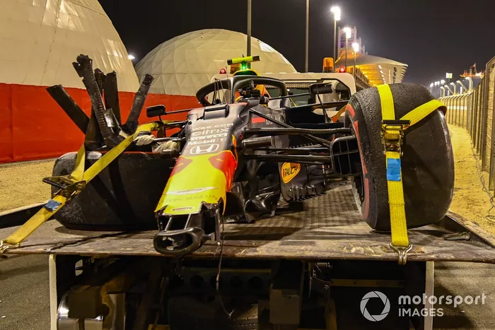 El monoplaza dañado de Alexander Albon, Red Bull Racing RB16