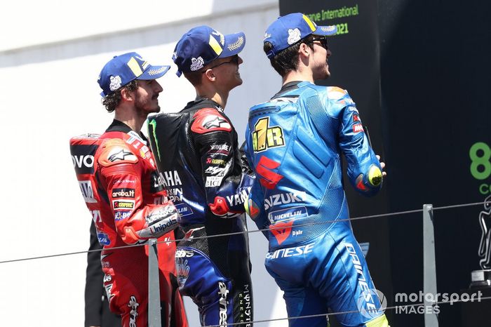 Podio: segundo lugar Francesco Bagnaia, Ducati Team ganador Fabio Quartararo, Yamaha Factory Racing y tercer lugar Joan Mir, Team Suzuki MotoGP podium