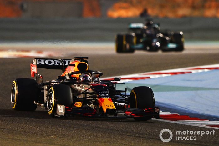 Max Verstappen, Red Bull Racing RB16B, Lewis Hamilton, Mercedes W12