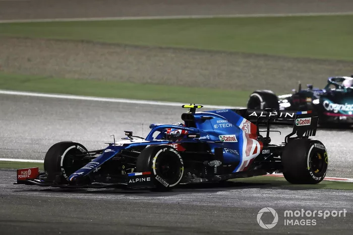 Esteban Ocon, Alpine A521 dopo il contatto con Sebastian Vettel, Aston Martin AMR21