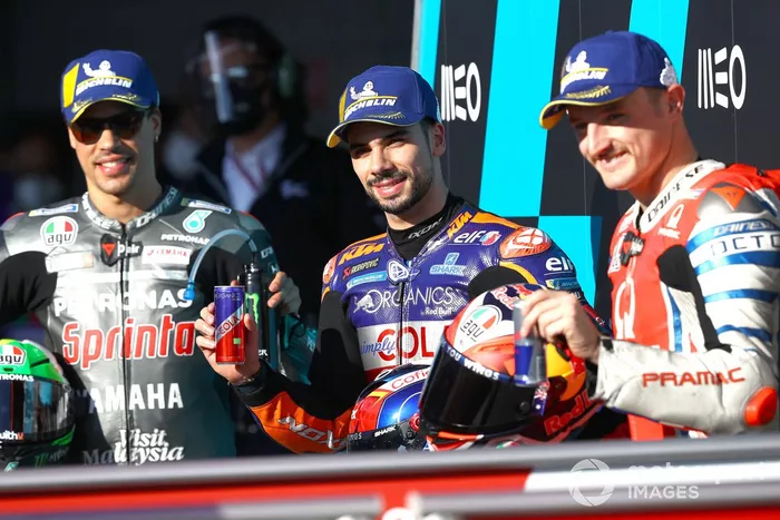 Los 3 primeros clasificados: ganador de la pole Miguel Oliveira, Red Bull KTM Tech 3, segundo Franco Morbidelli, Petronas Yamaha SRT, tercero Jack Miller, Pramac Racing
